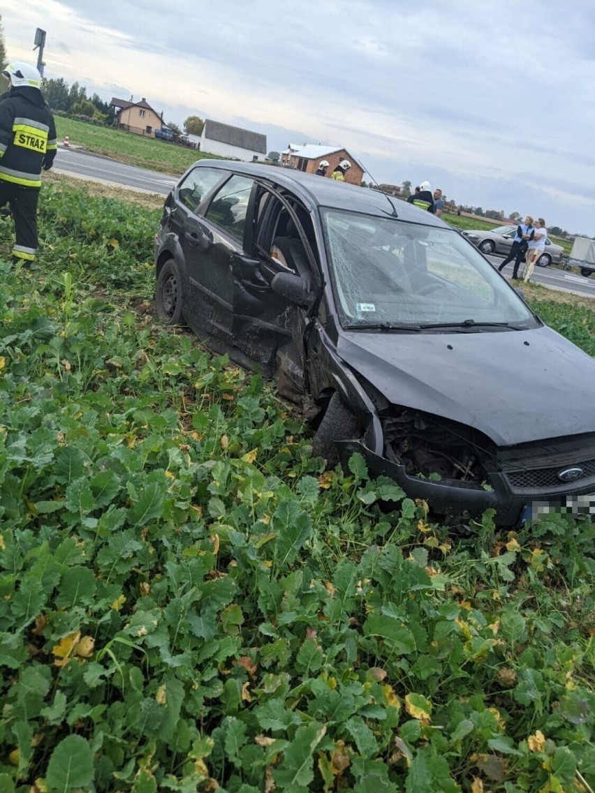 Zderzenie dwóch samochodów w gminie Uniejów. Trzy osoby ranne ZDJĘCIA