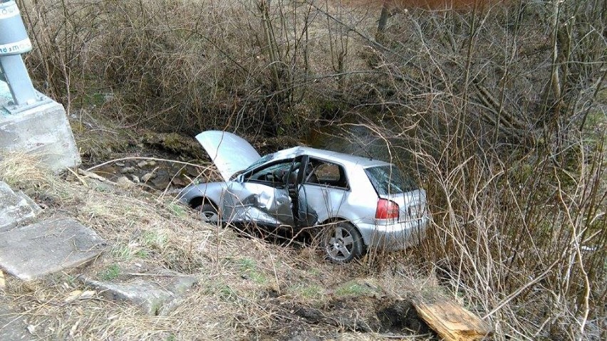 Gilowice: Auto w rzece, 18-latek na obserwacji [ZDJĘCIA]