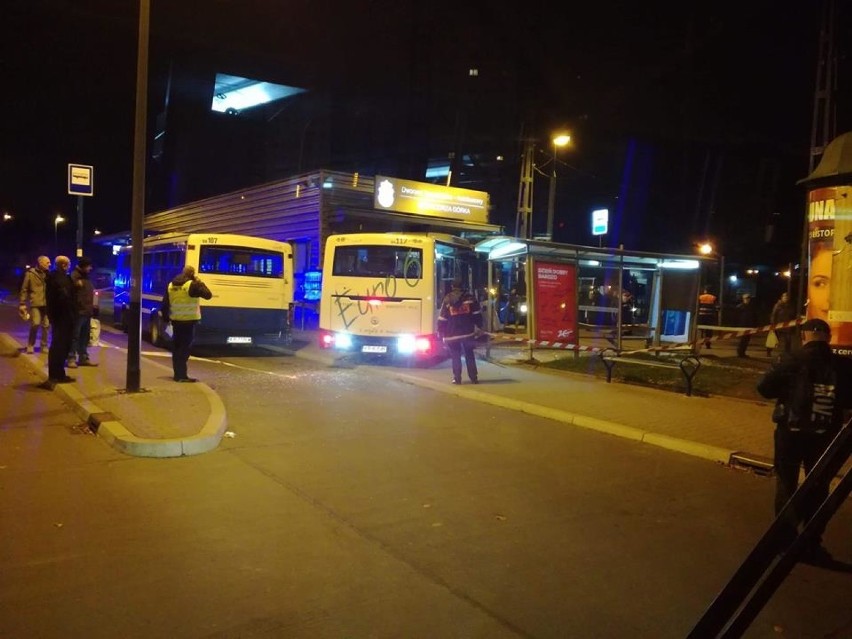 Kraków. Autobus wjechał w słup sieci trakcyjnej 