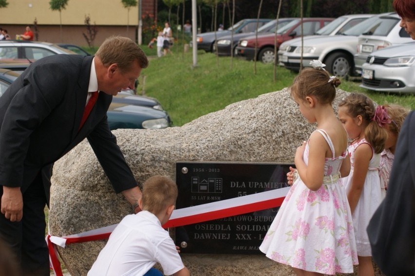 Kamień upamiętniający budowę osiedla Solidarności w Rawie