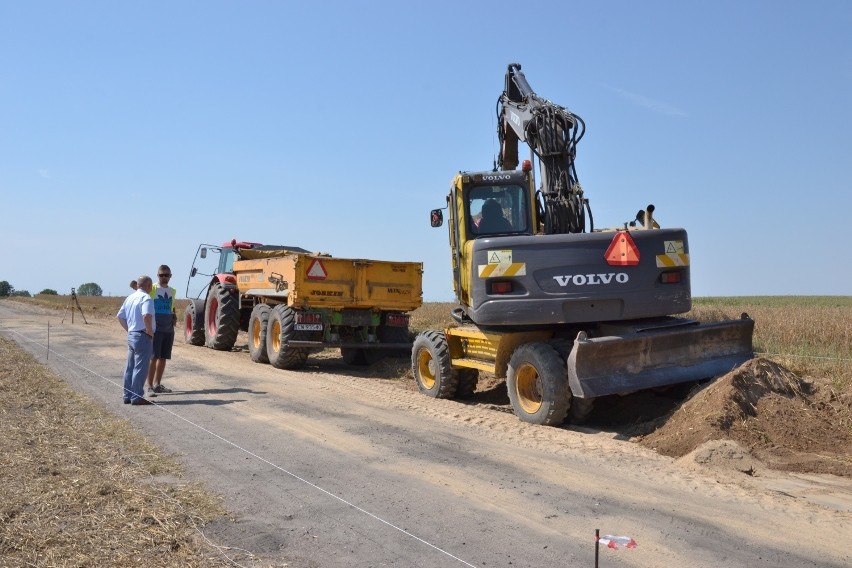 W gminie Wielgie powstaje nowa droga Zakrzewo - Płonczyn  prace już się rozpoczęły [zdjęcia]