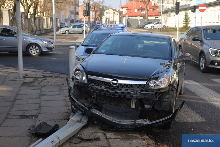 Pijany kierowca opla uderzył w seata i słup na skrzyżowaniu ul. Ogniowa - Łęgska we Włocławku [zdjęcia]