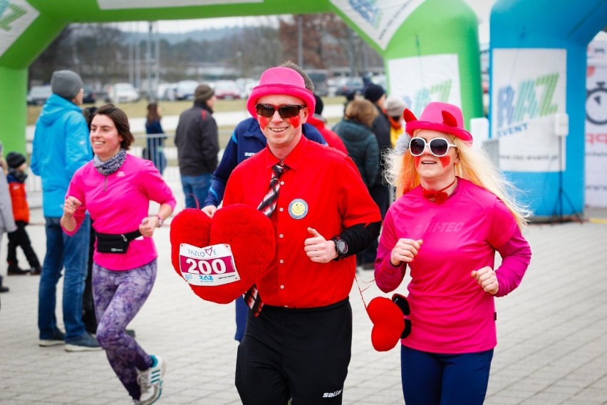 Walentynkowy Bieg w Szczecinie. Zakochani i... przebrani  przebiegli 5 km [ZDJĘCIA]