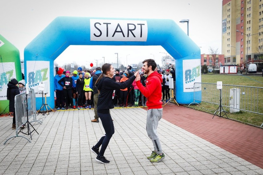 Walentynkowy Bieg w Szczecinie. Zakochani i... przebrani  przebiegli 5 km [ZDJĘCIA]