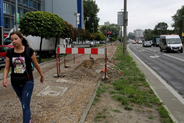 Chodnik na ulicy Wadowickiej jest rozkopany od ponad pół roku. Nie widać, żeby toczyły się tam jakiekolwiek prace