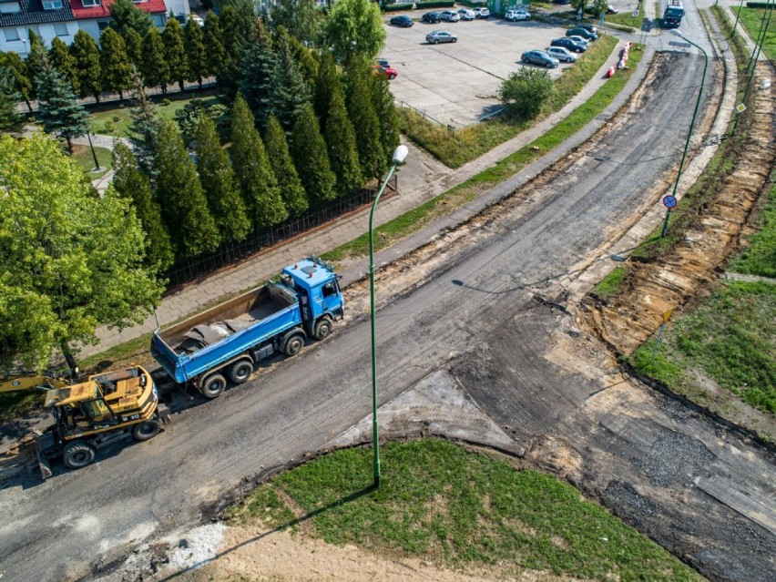 Legnica. III etap zbiorczej drogi południowej na ulicy Sudeckiej. Zobacz, jak przebiegają prace na zdjęciach z lotu ptaka!