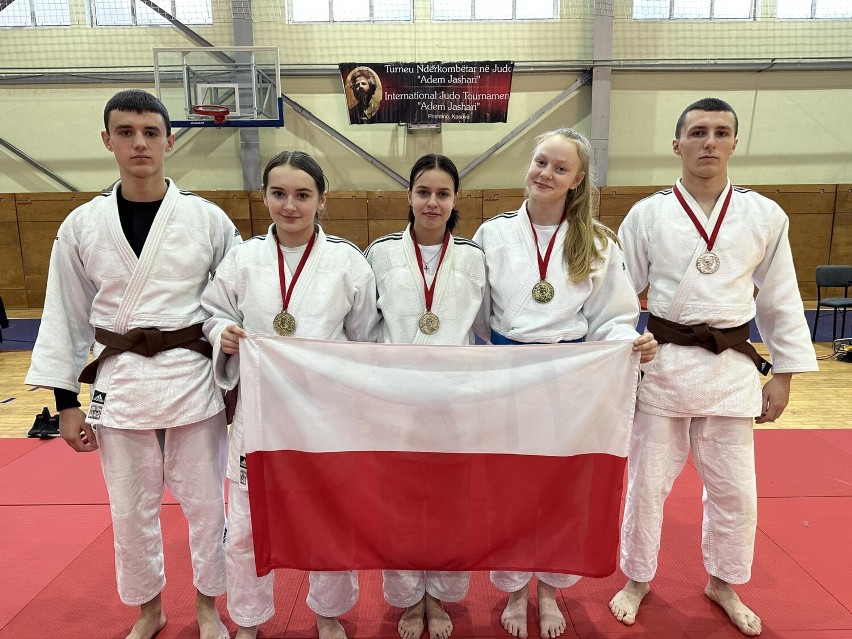 Judocy UKS ASW judo Jasło przywieźli z Kosowa cztery medale