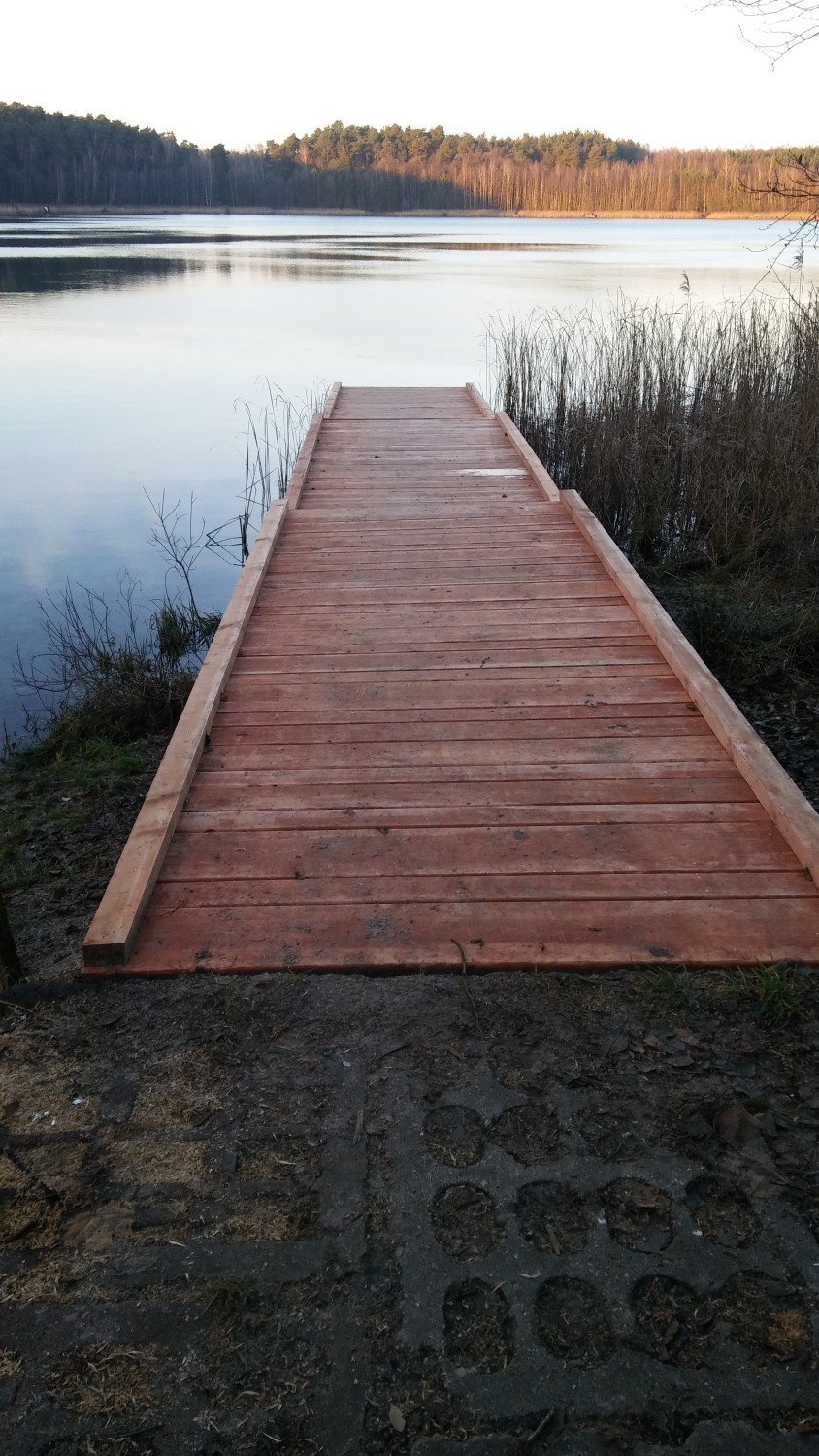 Nowy most na Jelonkach koło Piły. Leśnicy mogliby jeszcze zasypać dziury na drodze dojazdowej