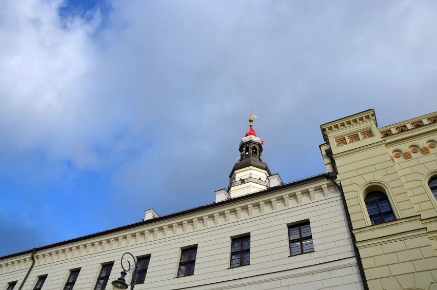 Wielka, mikołajowa czapka jest już na głogowskiej, ratuszowej wieży. Montaż zajął alpinistom niecałe dwie godziny