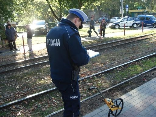 Tragiczny wypadek na Bydgoskiej w Toruniu. Pieszy zginął pod kołami tramwaju [ZDJĘCIA]