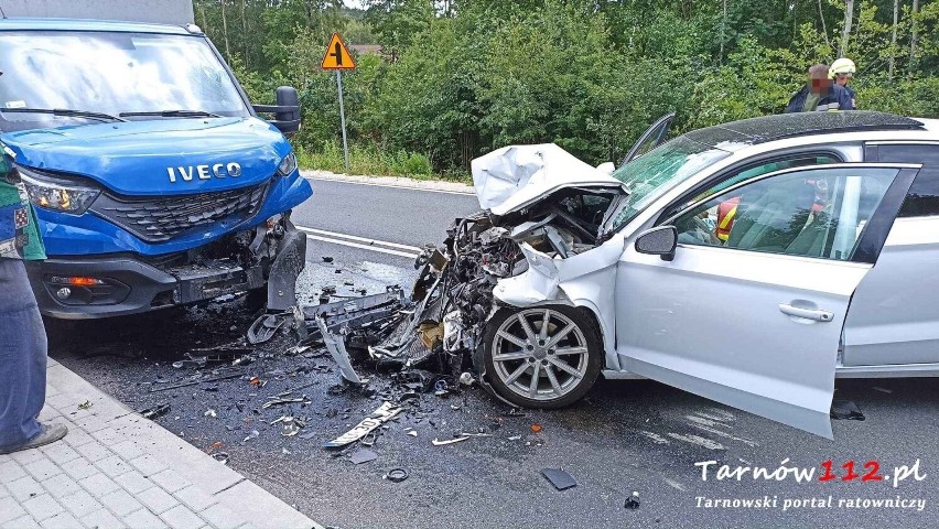 Nowa Jastrząbka. Wypadek na Drodze Wojewódzkiej nr 984 - na Mielec. Samochód osobowy zderzył się z dostawczym. Są ranni 