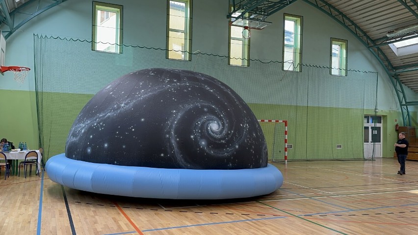 Mobilne planetarium koło Brzeska, uczniowie ze Szczurowej wzięli udział w niezwykłych zajęciach. Zobacz wideo