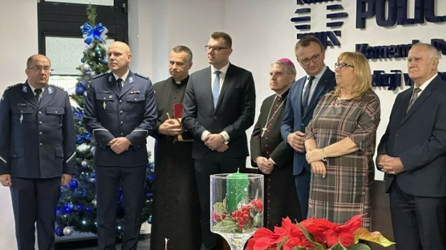 Na przedświątecznym spotkaniu opłatkowym spotkali się w piątek  sandomierscy mundurowi, pracownicy cywilni Komendy Powiatowej Policji w Sandomierzu, emeryci oraz zaproszeni goście