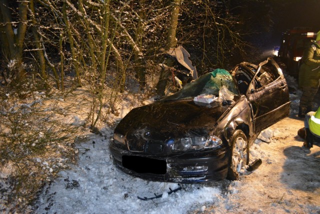 Dwie ofiary wypadku w powiecie kępińskim. BMW rozbiło się na drzewie