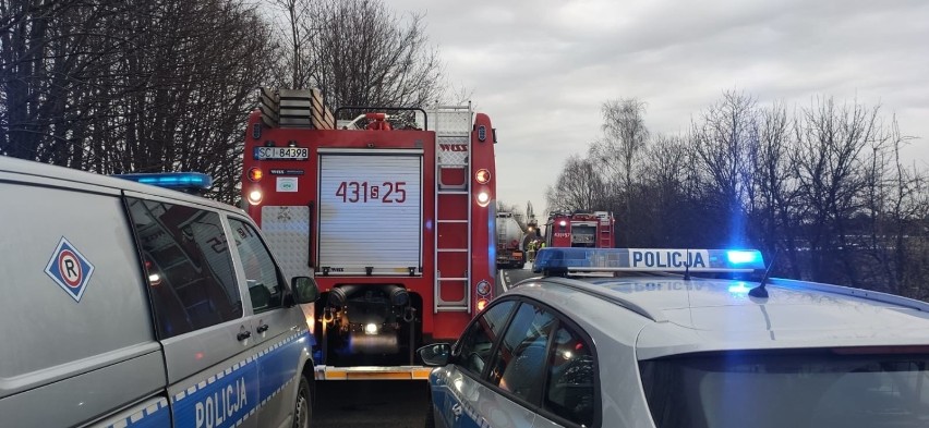 Wypadek ciężarówek w Kończycach. Kierowcy ciężko ranni po czołowym zderzeniu na DW 938