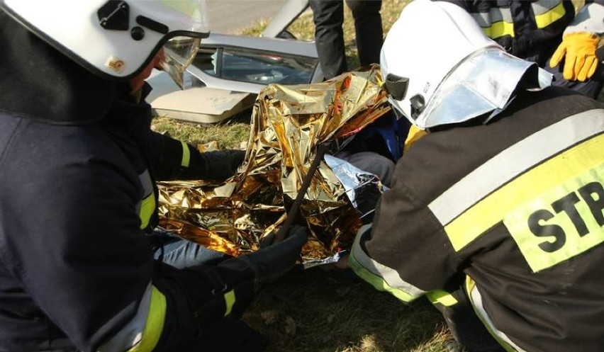AKTUALIZACJA: Wypadek na DK8 pod Wrocławiem. Jedna osoba nie żyje, z aut nie zostało nic! [ZDJĘCIA]