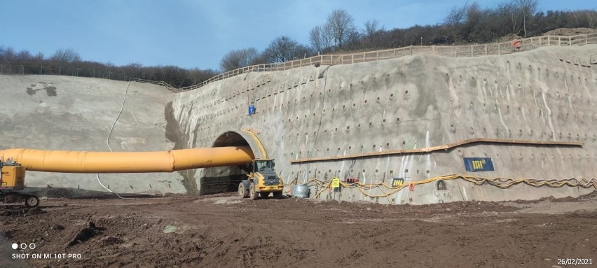 Budowa tunelu w masywie górskim na odcinku drogi ekspresowej...