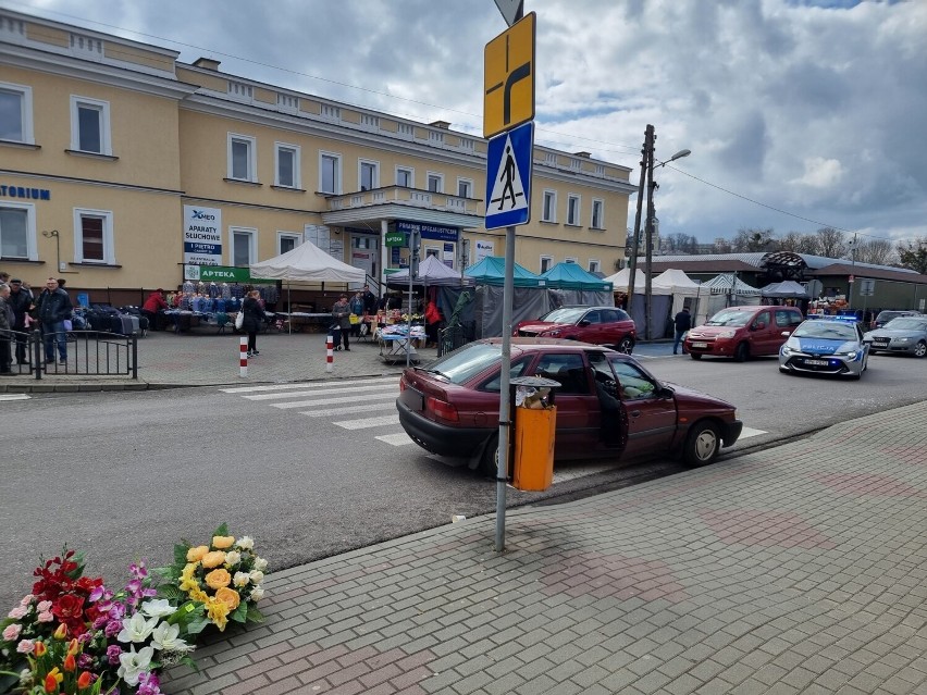 88-letni kierowca forda potrącił w Przemyślu pieszego. Policjanci zatrzymali seniorowi prawo jazdy [ZDJĘCIA]
