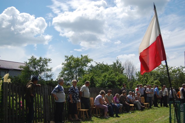 Przeciwko likwidacji filii pocztowych protestowało kilkudziesięciu mieszkańców Bińcza i Wyczech.