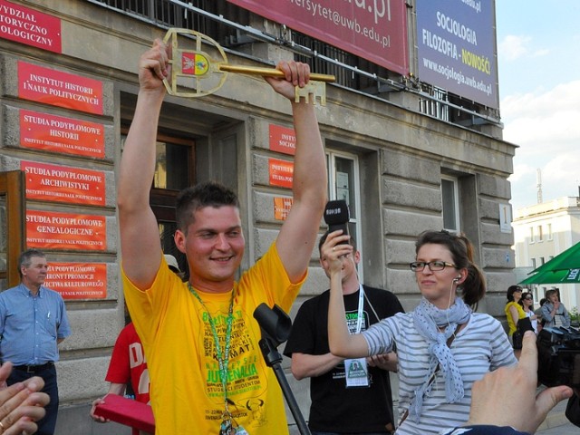 Przedstawiciel organizatorów Juwenaliów w imieniu studentów odebrał klucz do bram miasta od wiceprezydenta Białegostoku, Adama Polińskiego