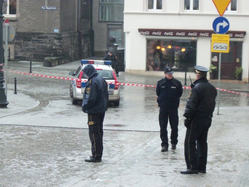 Alarm bombowy w centrum Wałbrzycha. Pracownicy prokuratury...