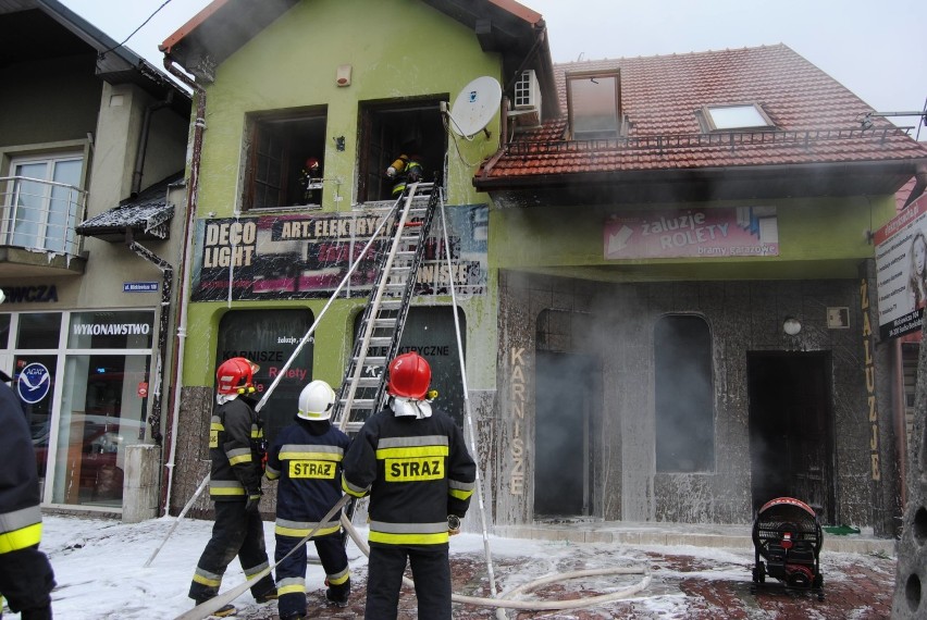 Sucha Beskidzka: Groźny pożar w budynku mieszkalno - usługowym
