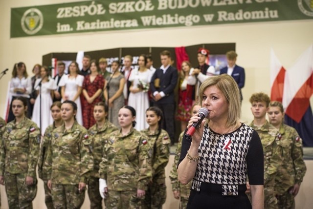 Dyrektor szkoły Maria Świerczyńska w okolicznościowym wystąpieniu podkreśliła szczególne znaczenie wolności w życiu każdego pokolenia.