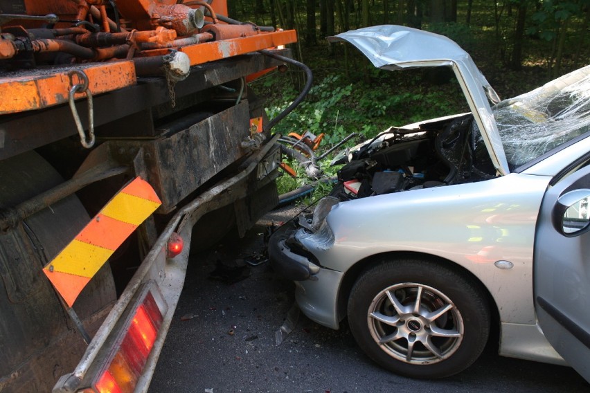 Kierująca peugeotem wepchnęła pracownika pod stojący pojazd