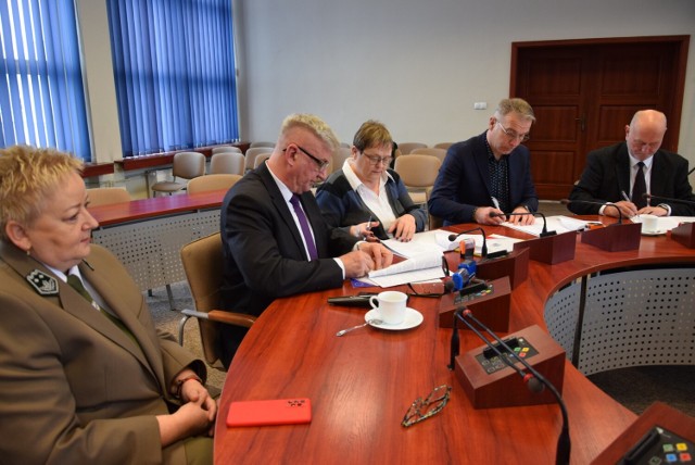 Zarząd Drogowy w Sępólnie podpisał umowy z wykonawcami: firmą Agnieszki Szymczak i Roboty Drogowo-Budowlane Jacek Karpiński.