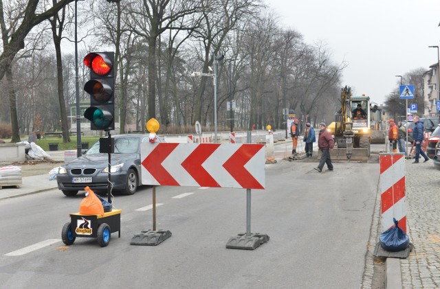Już od piątku (18 grudnia) na ulicy Sienkiewicza zacznie obowiązywać strefa Tempo 30. Kierowcy muszą uważnie patrzeć na znaki i zachować szczególną ostrożność!