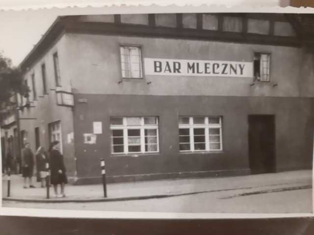 - Po wojnie Restauracja Zagłoba, od 1962 roku "Bar Mleczny". Róg Zjednoczenia/Wrocławska - wyjaśnia miejsce Marek Grzelka.

- W 1970 tego budynku już nie było, został wyburzony a bar mleczny został przeniesiony i w latach siedemdziesiątych mieścił się jedną krzyżówkę wcześniej, na rogu ulic Zjednoczenia i Świerczewskiego obecna Muzealna tam, gdzie teraz jest restauracja Pierino - wyjaśnia pan Marek Szymendera.

- To była pozytywna inicjatywa ówczesnych władz na zapotrzebowanie rynku. Polski odpowiednik MC Donalda, miał odciążyć ciężko pracujące kobiety w zakładach pracy, nierzadko na trzy zmiany od gotowania obiadów. To jedna z wielu pozytywnych inicjatyw epoki PRL - ocenia pan Leszek.

Kliknij w zdjęcie i przejdź do galerii >>>>>>>>