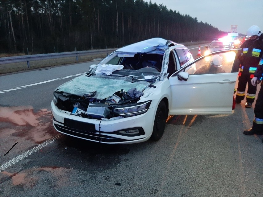 Zderzenie na autostradzie A1 za Woźnikami. Samochód osobowy...