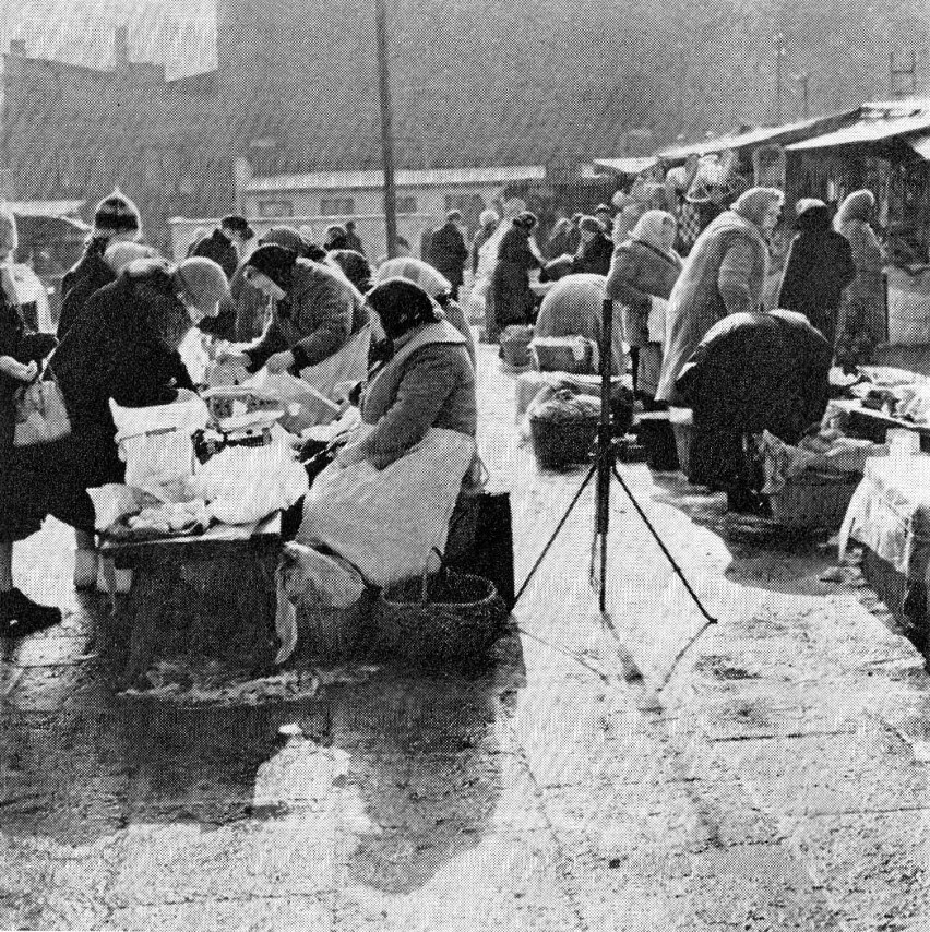 Przekupki na Bazarze Różyckiego w PRL, około 1975 roku. To u nich można było kupić między innymi słynne pyzy (ok. 1975)
