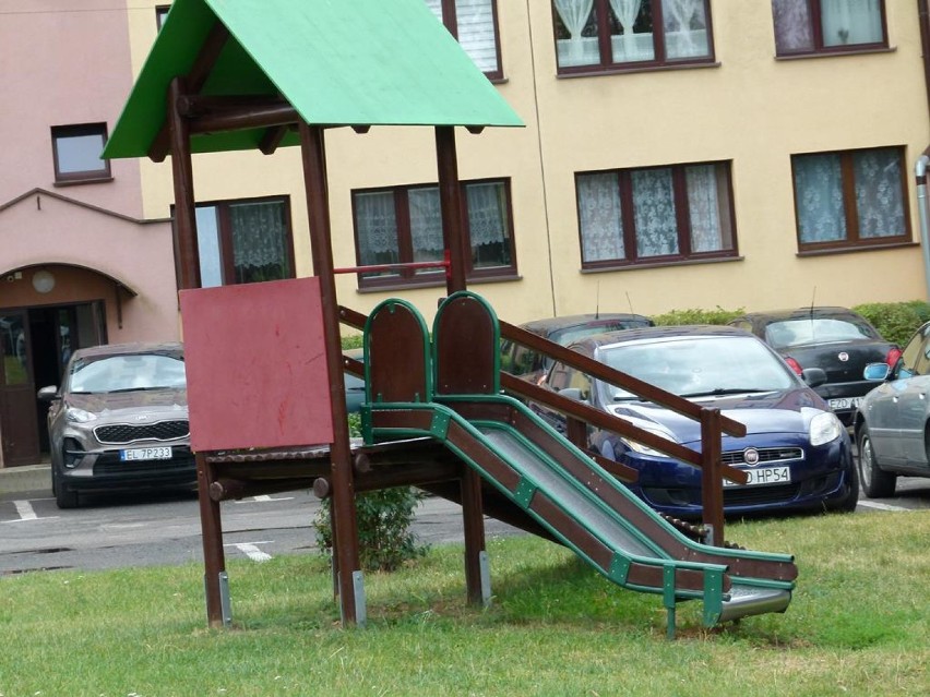 Tak wygląda plac zabaw na osiedlu 1000-lecia w Zduńskiej Woli. Rodzice boją się puszczać tam dzieci