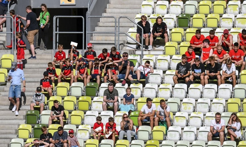 Kibice na trybunach stadionu w Gdańsku podczas pierwszego...