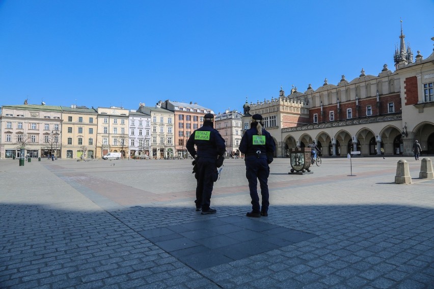 Krakowscy policjanci wspólnie z żołnierzami oraz strażnikami miejskimi kontrolują przestrzeganie nowych przepisów [ZDJĘCIA]