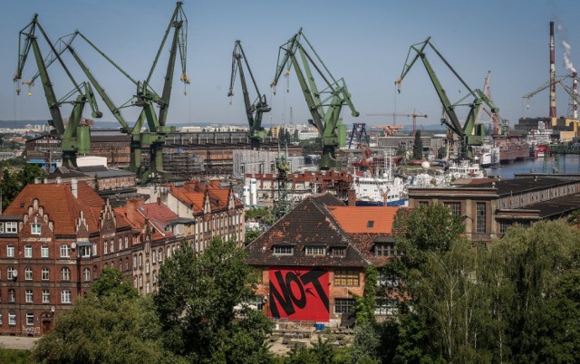 Gdańsk kupił za 2, 9 mln zł budynek dawnych warsztatów szkolnych Zasadniczej Szkoły Budowy Okrętów na terenach Stoczni Gdańskiej. W budynku funkcjonował dotychczas Instytut Sztuki Wyspa( na zdjęciu - z napisem NOT)