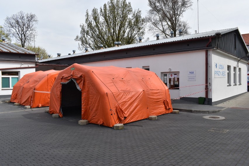 Przed Izbą Przyjęć szpitala Zachodniego Centrum Medycznego w...