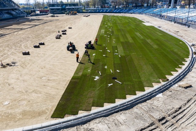 Na Stadionie Miejskim w Rzeszowie dobiega końca układanie murawy. Na nowe bandy czeka jeszcze tor żużlowy.