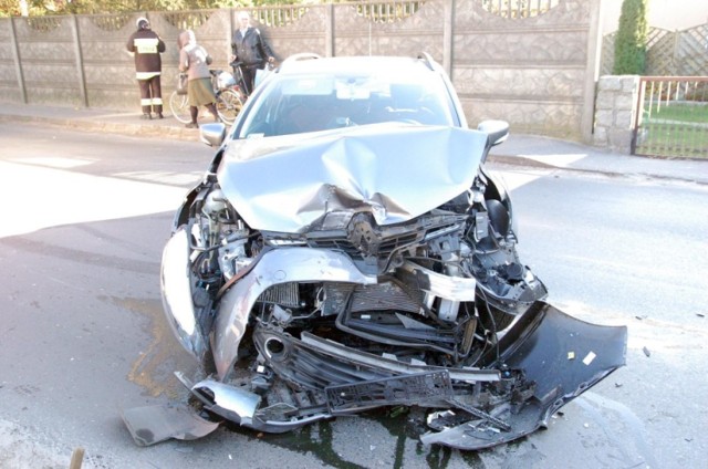 Wypadek w Zbąszyniu. Kobiety zderzyły się na ul. Mostowej [ZDJĘCIA,VIDEO]. Kierująca Renault Clio zajechała drogę innej kobiecie jadącej Audi A3. Dziewczynka, pasażerka Renaulta i 25 latka z Audi trafiły do szpitala na obserwację.

Zobacz więcej: Wypadek w Zbąszyniu. Kobiety zderzyły się na ul. Mostowej [ZDJĘCIA,VIDEO]