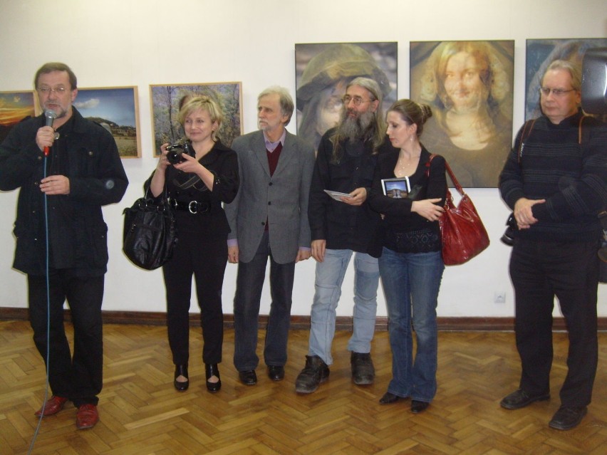 Otwarcie wystawy, od lewej: Andrzej Łada (kustosz Galerii...