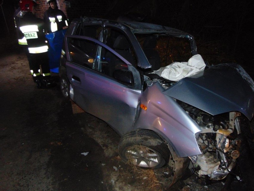 Wypadek w Ryżynie: Samochód osobowy uderzył w wiadukt kolejowy [ZDJĘCIA]