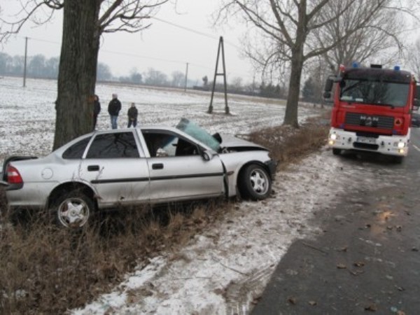 Wypadek w Nadarzycach. Opel Vectra uderzył w drzewo