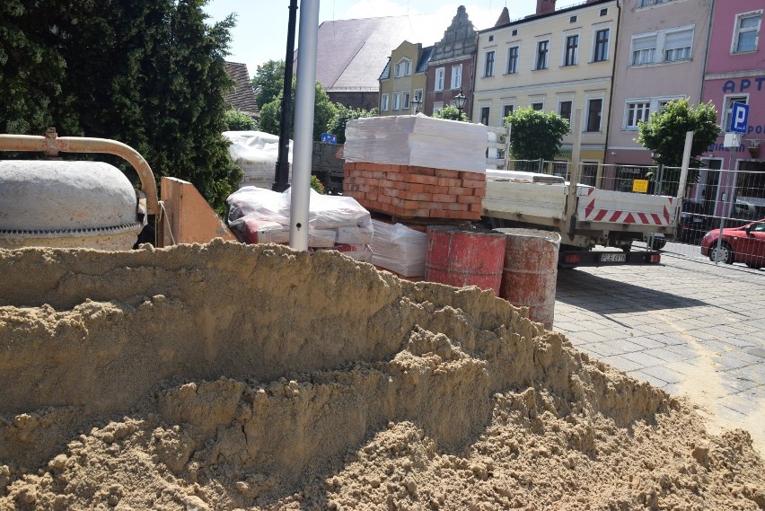 Trwa usuwanie starego tynku ze ścian w piwnicy ratusza ZDJĘCIA