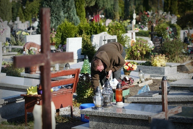 Wrocław: Już sprzątamy cmentarze (ZDJĘCIA)