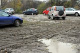 Tłok przy szkole na ulicy Muzycznej. Miejsc postojowych jak na lekarstwo