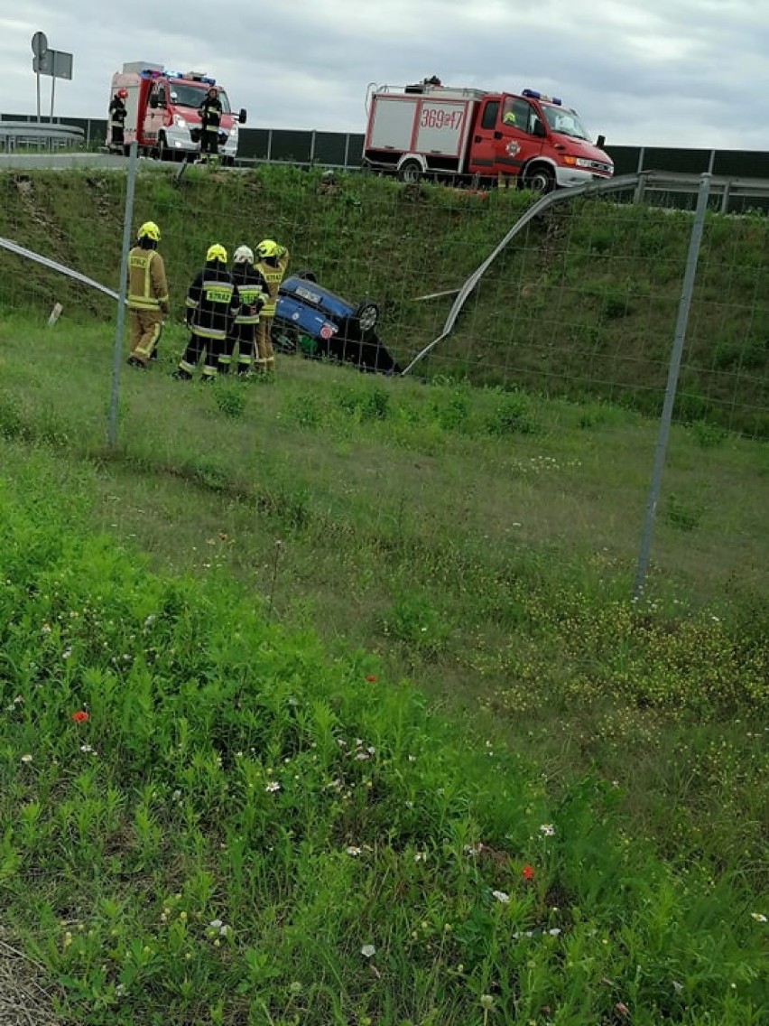 Groźny wypadek na autostradzie A1 pod Włocławkiem. Auto spadło ze skarpy i dachowało [zdjęcia]