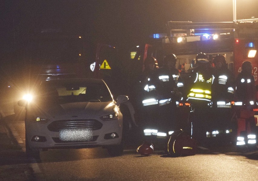 Wypadek w Przęsinie. Kierowca samochodu osobowego przejechał mężczyznę leżącego na jezdni [zdjęcia, wideo]