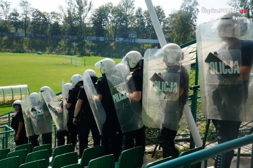 Policyjne szkolenie na stadionie w Szombierkach (zdjęcia i wideo)