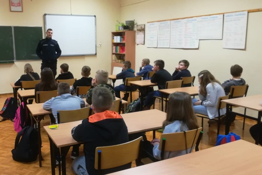 Policjanci spotkali się z uczniami Szkoły Podstawowej w Krajence